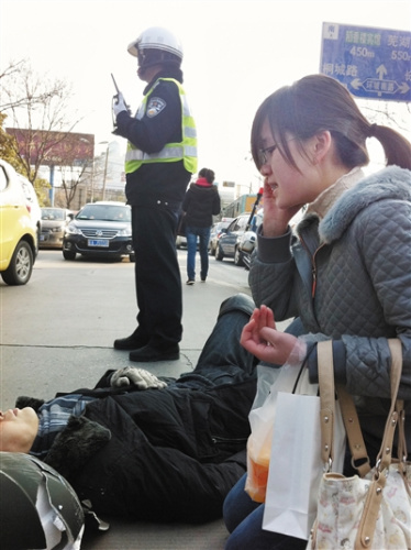 “合肥最美女孩”双膝跪地救伤者(图) “合肥最美女孩”双膝跪地救伤者(图)