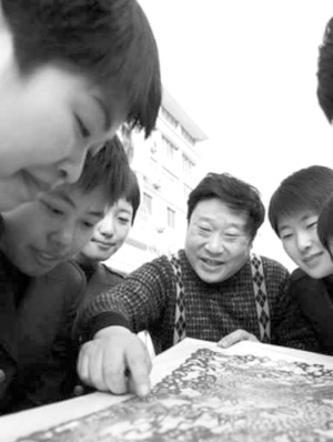 陈耀向年轻人传授剪纸工艺 陈耀向年轻人传授剪纸工艺