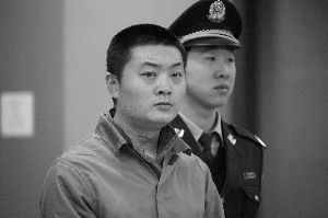 图为受审时,朱怀福脖子上的疤痕清晰可见。王鑫刚/摄 图为受审时,朱怀福脖子上的疤痕清晰可见。王鑫刚/摄