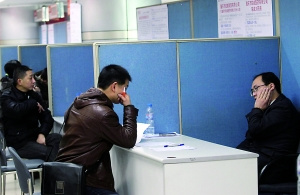 前天,华新街人才市场,一家招聘企业的展位前前来应聘者寥寥。 重庆晨报记者 许恢毅 摄 前天,华新街人才市场,一家招聘企业的展位前前来应聘者寥寥。 重庆晨报记者 许恢毅 摄