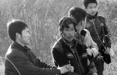 前日,葫芦岛市建昌县警方带着犯罪嫌疑人王某(左二)来到其杀人现场进行指认。 记者 冯玉兴 摄 前日,葫芦岛市建昌县警方带着犯罪嫌疑人王某(左二)来到其杀人现场进行指认。 记者 冯玉兴 摄