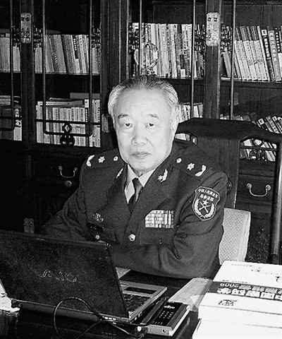 张永福,国家信息化专家咨询委员会委员,国家突出贡献中青年专家,信息工程大学教授,全军优秀教师,获国家科技进步一二三等奖各1项,军队科技进步奖9项,荣获推动中国信息化进程突出贡献奖。孙明凯摄 张永福,国家信息化专家咨询委员会委员,国家突出贡献中青年专家,信息工程大学教授,全军优秀教师,获国家科技进步一二三等奖各1项,军队科技进步奖9项,荣获推动中国信息化进程突出贡献奖。孙明凯摄