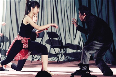 导演陈宇(右)在拍摄现场给女主角陈菁菁说戏。 导演陈宇(右)在拍摄现场给女主角陈菁菁说戏。