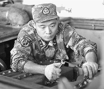 士官教练员正在分解新装备动力系统 李三红摄 士官教练员正在分解新装备动力系统 李三红摄