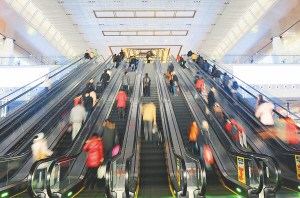 南京南站客流涌。记者 余萍摄 南京南站客流涌。记者 余萍摄