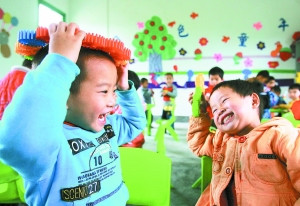 福建省永定县金砂乡幼儿园的孩子们在游戏室内玩耍。记者 张学军 摄 福建省永定县金砂乡幼儿园的孩子们在游戏室内玩耍。记者 张学军 摄
