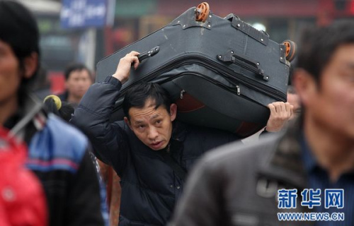 2月2日,在成都火车站,一名旅客扛着行李准备进站乘车。当日,成都火车站客流量上升明显,主要集中在去往北京、上海、广州等方向。据铁路部门介绍,从2月1日起,成都火车站出现持续客流高峰,元宵节前后,务工流、学生流、探亲流同时启动并叠加,客流高峰持续时间将超往年。新华社发(薛玉斌 摄) 2月2日,在成都火车站,一名旅客扛着行李准备进站乘车。当日,成都火车站客流量上升明显,主要集中在去往北京、上海、广州等方向。据铁路部门介绍,从2月1日起,成都火车站出现持续客流高峰,元宵节前后,务工流、学生流、探亲流同时启动并叠加,客流高峰持续时间将超往年。新华社发(薛玉斌 摄)
