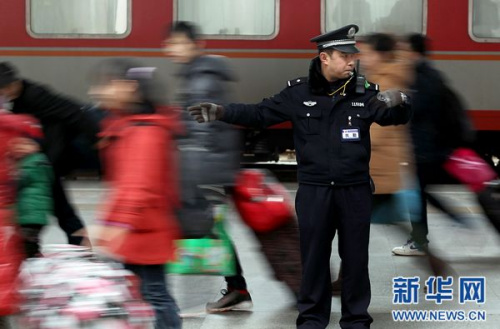 2月2日,一位铁路民警在成都火车站维持秩序。当日,成都火车站客流量上升明显,主要集中在去往北京、上海、广州等方向。据铁路部门介绍,从2月1日起,成都火车站出现持续客流高峰,元宵节前后,务工流、学生流、探亲流同时启动并叠加,客流高峰持续时间将超往年。新华社发(薛玉斌 摄) 2月2日,一位铁路民警在成都火车站维持秩序。当日,成都火车站客流量上升明显,主要集中在去往北京、上海、广州等方向。据铁路部门介绍,从2月1日起,成都火车站出现持续客流高峰,元宵节前后,务工流、学生流、探亲流同时启动并叠加,客流高峰持续时间将超往年。新华社发(薛玉斌 摄)