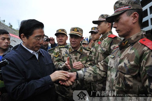 2月3日上午,自治区党委书记、自治区人大常委会主任郭声琨赶到宜州市三岔水电站,实地检查龙江河突发环境事件处置工作情况。郭声琨握着武警战士因烧碱灼伤的手,动情地说,为了人民群众的安危,轻伤不下火线,谢谢子弟兵!记者 刘宇 摄 2月3日上午,自治区党委书记、自治区人大常委会主任郭声琨赶到宜州市三岔水电站,实地检查龙江河突发环境事件处置工作情况。郭声琨握着武警战士因烧碱灼伤的手,动情地说,为了人民群众的安危,轻伤不下火线,谢谢子弟兵!记者 刘宇 摄