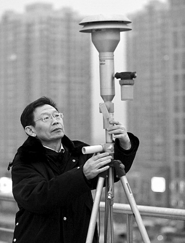北京市环保监测中心人员在调试PM2.5监测设备。新华社发 北京市环保监测中心人员在调试PM2.5监测设备。新华社发