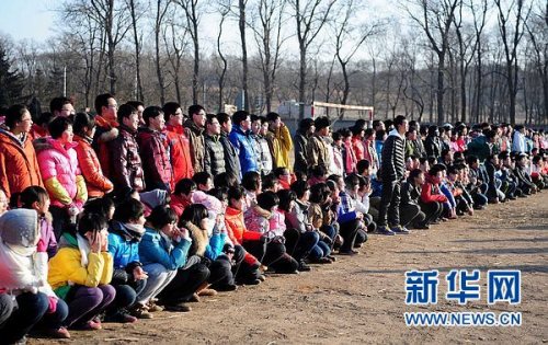 ѧУ��֯�μӲ��ε�ѧ���ǹۿ��±�ѵ��(2��2����)������ʡ������2��3��ͨ���ƣ�����ý���ع���������������鴦������һ��ѧ��֯400��ѧ�����帰���в�����Ϊ����������˽������ദ�����»��������������