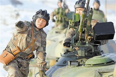 上图:李刚在组织训练。 上图:李刚在组织训练。