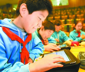 史家小学学生在课堂上使用iPad。 丁柏明摄 史家小学学生在课堂上使用iPad。 丁柏明摄