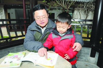 小多多在爸爸的带领下到小学报到 徐晓风 摄 小多多在爸爸的带领下到小学报到 徐晓风 摄
