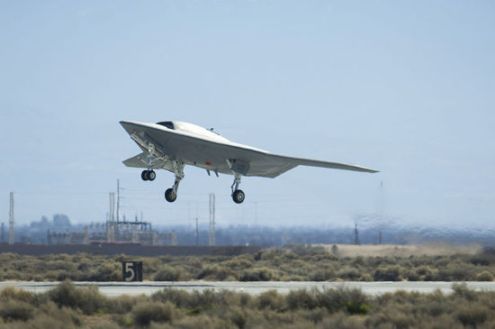 资料图:2011年2月4日X-47B在美国爱德华兹空军基地进行首飞 资料图:2011年2月4日X-47B在美国爱德华兹空军基地进行首飞