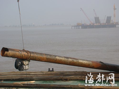 这就是窃贼拖走的钢管桩,它直径八十厘米,重二点八吨,当时窃贼在管桩一头绑上了浮标以增加浮力好拖动。案破后,管桩被吊起后运回远处的琅岐闽江大桥工地 这就是窃贼拖走的钢管桩,它直径八十厘米,重二点八吨,当时窃贼在管桩一头绑上了浮标以增加浮力好拖动。案破后,管桩被吊起后运回远处的琅岐闽江大桥工地