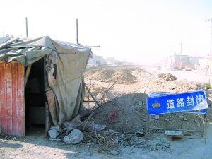 为防翻车,附近村派村民在这里支起铁棚子,提醒过往车绕行。 为防翻车,附近村派村民在这里支起铁棚子,提醒过往车绕行。