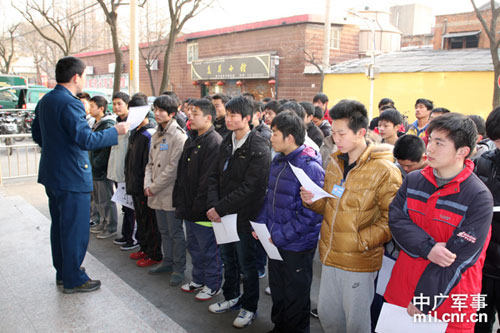 对学生进行检前教育。李洪春摄 对学生进行检前教育。李洪春摄