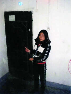王某在陈秀家门口,指认现场。 九龙坡警方供图 王某在陈秀家门口,指认现场。 九龙坡警方供图