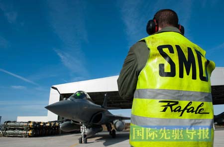 1月底,法国达索公司的“阵风”战斗机赢得印度110亿美元军购大单。图为位于法国圣迪济耶军事基地的“阵风”战斗机。 1月底,法国达索公司的“阵风”战斗机赢得印度110亿美元军购大单。图为位于法国圣迪济耶军事基地的“阵风”战斗机。
