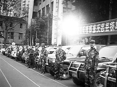 铁马民兵机动突击队夜间奉命集结的情景。唐开兵摄 铁马民兵机动突击队夜间奉命集结的情景。唐开兵摄