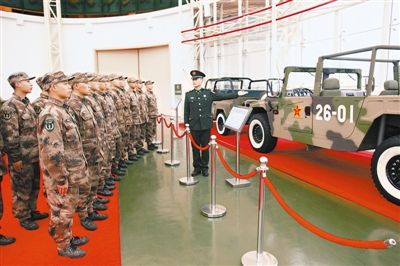 新战士正在听老兵介绍功勋战车的辉煌历史。徐昌磊摄 新战士正在听老兵介绍功勋战车的辉煌历史。徐昌磊摄