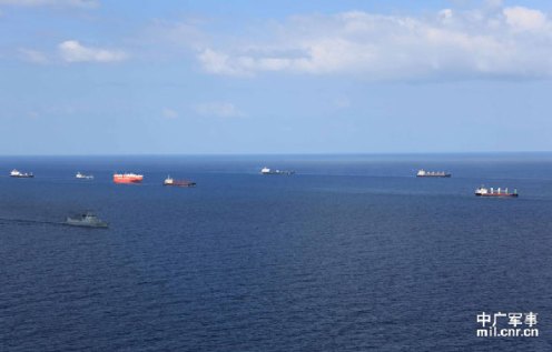 中国海军护航编队护送中外商船 陈启坚摄 中国海军护航编队护送中外商船 陈启坚摄