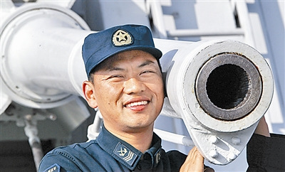 他的最爱就是战舰上的这门主炮。20年的光阴,把二级军士长张世全锻造成舰炮专家、主炮技师。他立足本职岗位自学成才,成为优秀士官的典型,荣立二等功一次,被评为“海军十杰青年”。 他的最爱就是战舰上的这门主炮。20年的光阴,把二级军士长张世全锻造成舰炮专家、主炮技师。他立足本职岗位自学成才,成为优秀士官的典型,荣立二等功一次,被评为“海军十杰青年”。