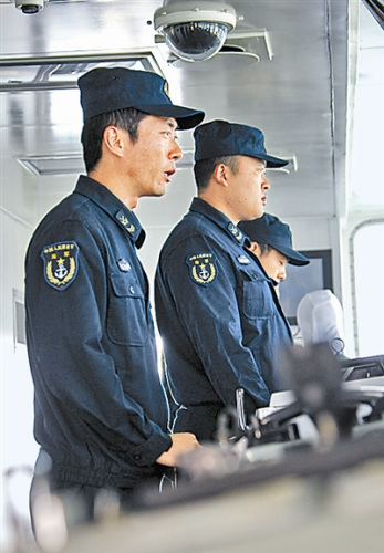 四级军士长姜少平(前),航海部门操舵班长。刻苦学习是他的优点,仅操作笔记他就记了20余万字,做到了对执掌装备“一口清”,对装备故障“一看明”。他负责的自动舵系统安全运行14000余小时。(徐弼群摄) 四级军士长姜少平(前),航海部门操舵班长。刻苦学习是他的优点,仅操作笔记他就记了20余万字,做到了对执掌装备“一口清”,对装备故障“一看明”。他负责的自动舵系统安全运行14000余小时。(徐弼群摄)