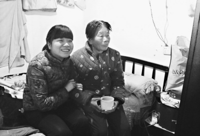 将满18岁的成妮一直没有户口,现与身患老年痴呆的姑妈相依为命。记者刘斌 摄 将满18岁的成妮一直没有户口,现与身患老年痴呆的姑妈相依为命。记者刘斌 摄