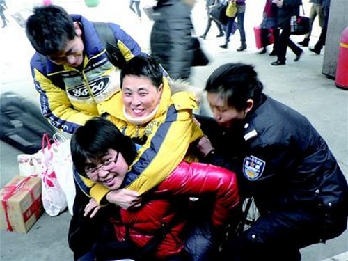 昨日下午,葛洲坝派出所副所长程税、民警曹孝平将高校和她妈妈送上火车。 记者王军摄 昨日下午,葛洲坝派出所副所长程税、民警曹孝平将高校和她妈妈送上火车。 记者王军摄