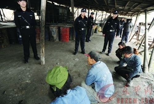 执法人员正在展开调查 执法人员正在展开调查