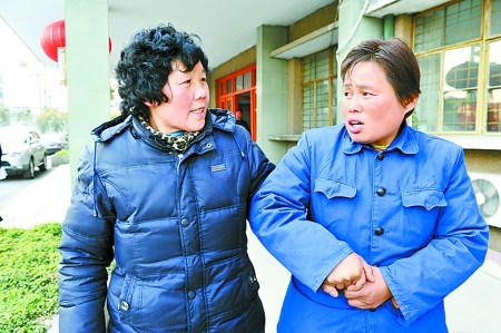 张景凤(右)和李国喜的妻子陈桂花因这场变故成了亲人。吴振海 摄 张景凤(右)和李国喜的妻子陈桂花因这场变故成了亲人。吴振海 摄