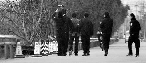 犯罪嫌疑人正在现场指认。 犯罪嫌疑人正在现场指认。