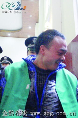被告谭信勇在法庭上偷笑 被告谭信勇在法庭上偷笑