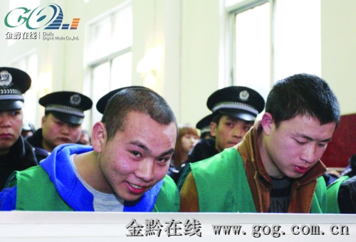 另一名被告在法庭上偷笑 另一名被告在法庭上偷笑