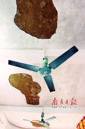 震区村民房屋屋顶部分泥土掉落。 震区村民房屋屋顶部分泥土掉落。