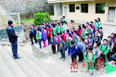 锡场镇老师在向学生讲解地震预防知识 锡场镇老师在向学生讲解地震预防知识