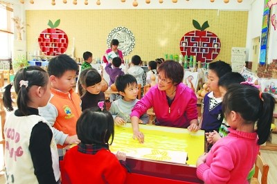 让孩子在幼儿园里快乐地成长是每个家长的心愿。 资料图片 让孩子在幼儿园里快乐地成长是每个家长的心愿。 资料图片
