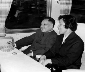 1978年秋,邓小平以中共中央副主席、国务院副总理的身份访问日本。图为邓小平乘坐新干线。 1978年秋,邓小平以中共中央副主席、国务院副总理的身份访问日本。图为邓小平乘坐新干线。
