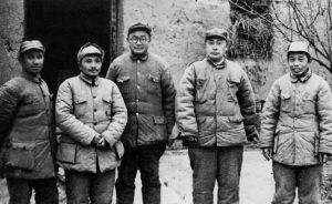 1948年11月,中央军委决定,组成由邓小平(左二)任书记的五人总前委,统一领导和指挥中原、华东两大野战军,举行淮海战役。 1948年11月,中央军委决定,组成由邓小平(左二)任书记的五人总前委,统一领导和指挥中原、华东两大野战军,举行淮海战役。