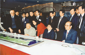 1992年1月19日至23日,邓小平视察深圳并发表重要讲话。图为1992年1月20日,邓小平在国贸大厦。 1992年1月19日至23日,邓小平视察深圳并发表重要讲话。图为1992年1月20日,邓小平在国贸大厦。