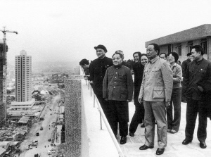 1984年1月24日,邓小平登上罗湖商业区国际商业大厦的天台,眺望正在建设中的城市。 1984年1月24日,邓小平登上罗湖商业区国际商业大厦的天台,眺望正在建设中的城市。
