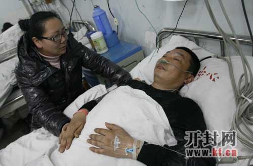 重症病房,郝正义的妻子守在他的身边.