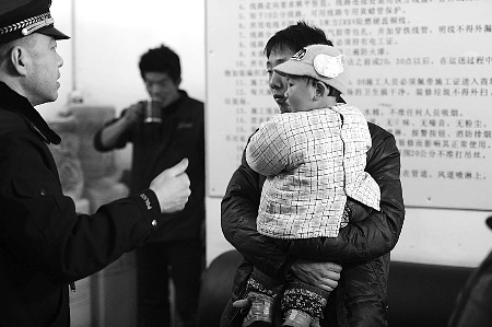 男子抱着孩子接受警方调查 男子抱着孩子接受警方调查