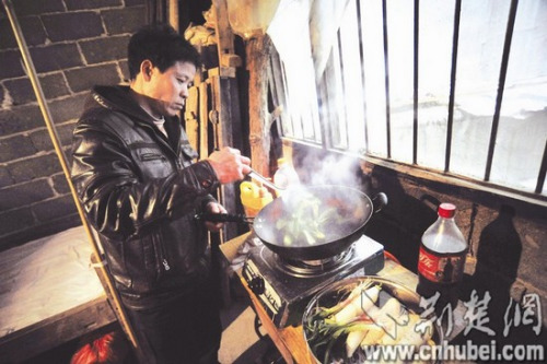 小窗挨灶台,清炒小白菜,就算是一顿饭 小窗挨灶台,清炒小白菜,就算是一顿饭