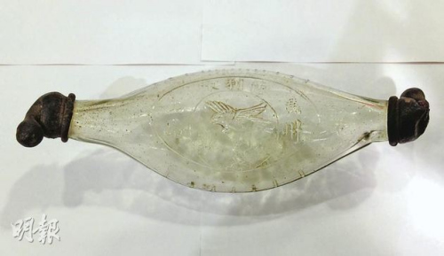 奶樽演变至1930年代,发展出“双头”设计,奶樽两端都可套上橡胶套,方便婴儿吸吮。 香港明报图 奶樽演变至1930年代,发展出“双头”设计,奶樽两端都可套上橡胶套,方便婴儿吸吮。 香港明报图