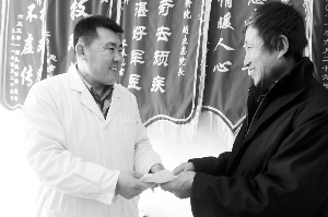 摄影 张扬 取回自己的革命残疾军人证,贾兰昌特别感激赵院长。 摄影 张扬 取回自己的革命残疾军人证,贾兰昌特别感激赵院长。