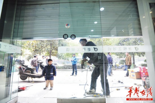 ����2��21�����磬��ɳ��ͩ����·��ѧԺ�Σ�һ�ұ�����������������ά�޾�բ�š� ���� �ﳬ ��
