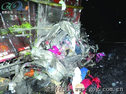 事故现场 满地车辆碎片 事故现场 满地车辆碎片